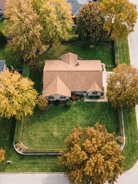 Acres and square feet Acres to square feet: aerial view of a residential lot