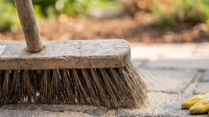 Polymeric sand calculator: polymeric sand swept into paver joints